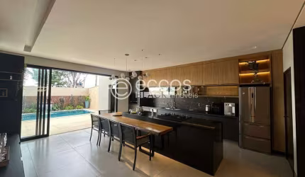 Casa à venda, 3 quartos, 3 suítes, 4 vagas, Gávea Sul - Uberlândia/MG