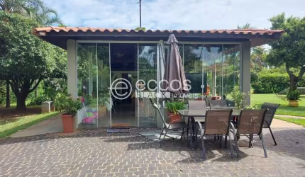 Casa à venda com 4 suítes, vagas cobertas para 4 carros, condomínio morada do sol, Uberlândia/MG