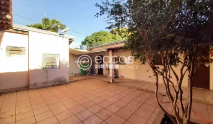 Casa para aluguel, 5 quartos, 2 suítes, 3 vagas, Umuarama - Uberlândia/MG