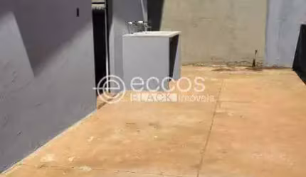 Casa à venda, 2 quartos, 1 suíte, 2 vagas, Umuarama - Uberlândia/MG