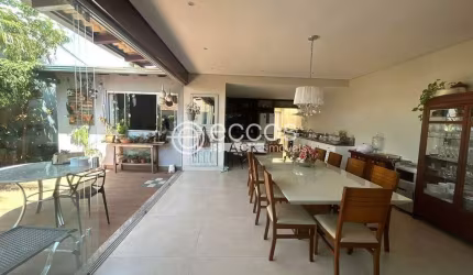 Casa à venda, 3 quartos, 1 suíte, 4 vagas, Jardim Patrícia - Uberlândia/MG