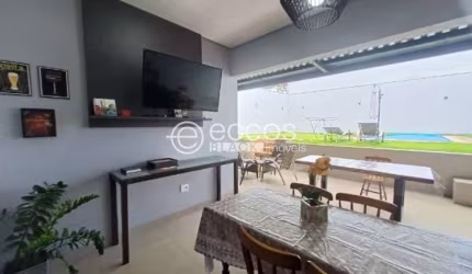 Casa à venda, 3 quartos, 1 suíte, 2 vagas, Cidade Jardim - Uberlândia/MG