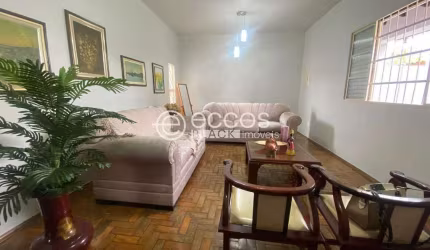 Casa à venda, 4 quartos, 1 suíte, 2 vagas, Santa Mônica - Uberlândia/MG