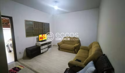 Casa para aluguel, 2 quartos, 1 suíte, 2 vagas, Jardim Patrícia - Uberlândia/MG