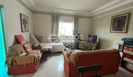 Casa à venda, 3 quartos, 2 suítes, 2 vagas, Granada - Uberlândia/MG