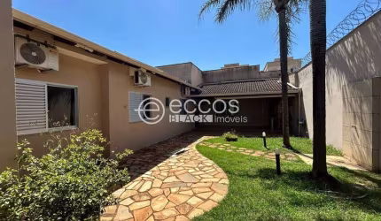 Casa à venda, 3 quartos, 1 suíte, 2 vagas, Santa Mônica - Uberlândia/MG