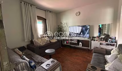 Casa à venda, 3 quartos, 1 suíte, 2 vagas, Santa Mônica - Uberlândia/MG