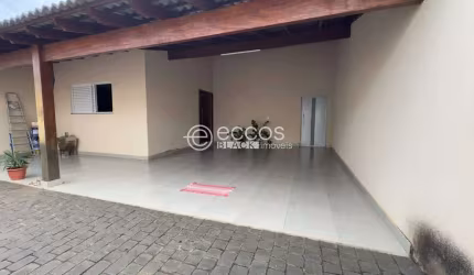 Casa à venda, 3 quartos, 1 suíte, 4 vagas, Santa Mônica - Uberlândia/MG