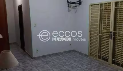 Casa à venda, 3 quartos, 1 suíte, 7 vagas, Nossa Senhora das Graças - Uberlândia/MG