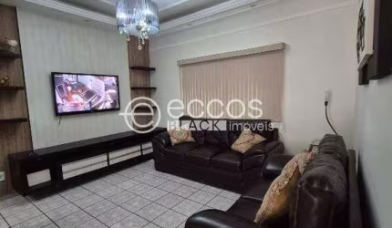 Casa para aluguel, 3 quartos, 1 suíte, 2 vagas, Laranjeiras - Uberlândia/MG