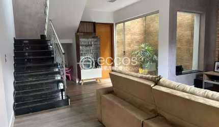Casa à venda, 3 quartos, 1 suíte, 2 vagas, Granada - Uberlândia/MG