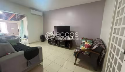 Casa à venda, 3 quartos, 1 suíte, 2 vagas, Jaraguá - Uberlândia/MG