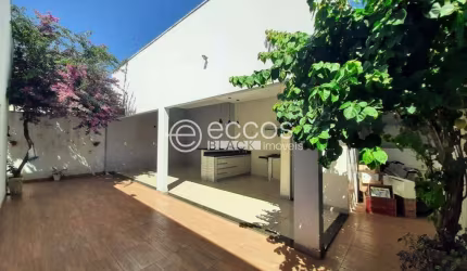 Casa em condomínio à venda, 3 quartos, 2 suítes, 4 vagas, Jardim Holanda - Uberlândia/MG