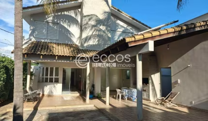 Casa à venda, 4 quartos, 2 suítes, 4 vagas, Jardim Karaíba - Uberlândia/MG
