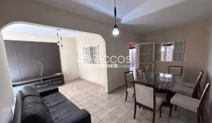Casa para aluguel, 3 quartos, 1 suíte, 2 vagas, Granada - Uberlândia/MG