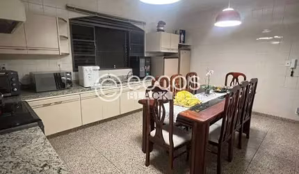 Casa à venda, 3 quartos, 2 suítes, 2 vagas, Residencial Gramado - Uberlândia/MG