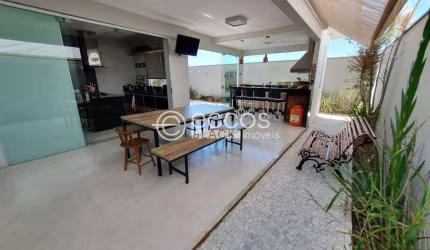 Casa em condomínio para aluguel, 3 quartos, 1 suíte, 3 vagas, Laranjeiras - Uberlândia/MG