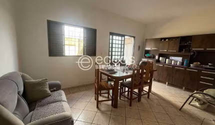 Casa à venda, 3 quartos, 1 suíte, 2 vagas, Laranjeiras - Uberlândia/MG