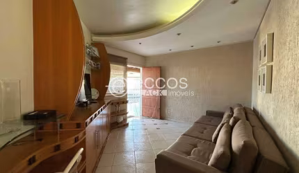 Casa à venda, 3 quartos, 1 suíte, 3 vagas, Santa Mônica - Uberlândia/MG