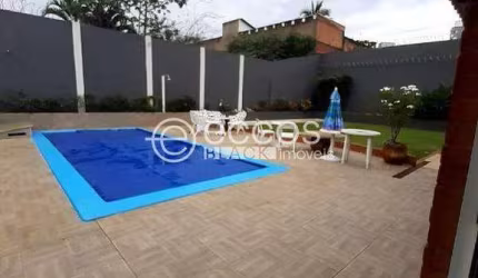 Casa à venda, 4 quartos, 2 suítes, 4 vagas, Cidade Jardim - Uberlândia/MG