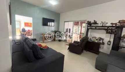 Casa à venda, 3 quartos, 2 suítes, 3 vagas, Santa Mônica - Uberlândia/MG