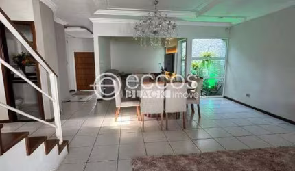 Casa à venda, 3 quartos, 1 suíte, 4 vagas, Jardim Karaíba - Uberlândia/MG