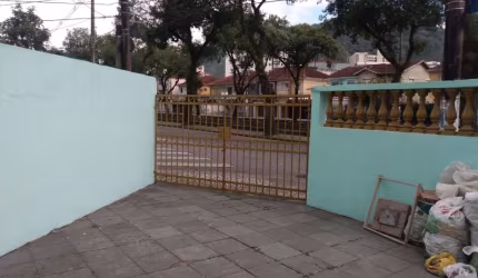 Sobrado com garagem e quintal.