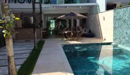 Belíssima Casa em Condomínio na Barra da Tijuca &gt; (Rio de Janeiro) - 5 Quartos (4 Suítes), Ampla sala em 3 ambientes, 3 Vagas, Piscina e Churrasqueira