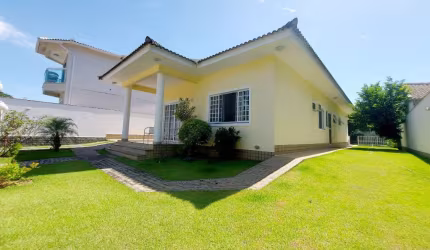 CASA LINEAR COM 240M2, 2 QUARTOS, 1 SUÍTE, ÁREA GOURMET, DEPENDÊNCIA COMPLETA - CONDOMÍNIO PASSAREDO – TAQUARA.