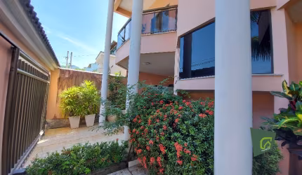 CASA CONTEMPORÂNEA EXCLUSIVA EM CONDOMÍNIO FECHADO, 4 QUARTOS, 2 SUÍTES, DEPENDÊNCIA, ÁREA GOURMET, PISCINA, 2 VGAS – LAZER, CONFORTO E PRIVACIDADE!