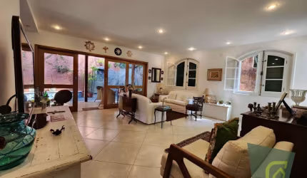Casa Linear Estilo Italiano em Condomínio Fechado, 3 suítes, Adega, Área Gourmet – Um Jardim Encantador e Conforto Total!