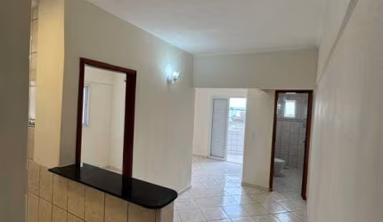 Apartamento sala com sacada livre, 1 dormitório, 1 vaga e Lazer no bairro Ocian em Praia Grande.