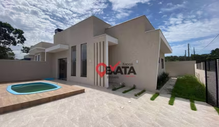 Casa de esquina com 3 quartos e psicina em Itapoá/SC