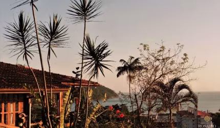 Casa na Praia da Enseada com belíssima vista mar.
