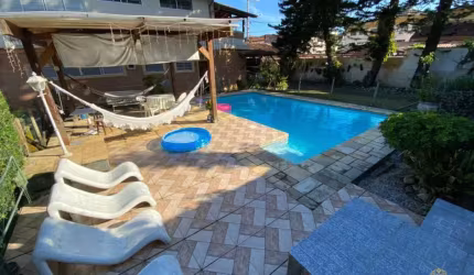 CASA DE ALTO PADRÃO COM 4 DORMITÓRIOS À 120M² DA PRAIA GRANDE.
