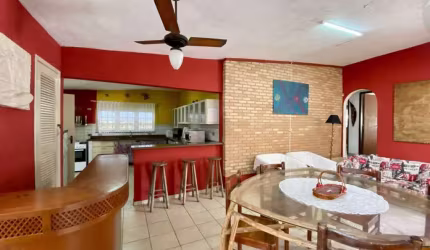 CASA COM 7 DORMITÓRIOS NA PRAIA GRANDE.