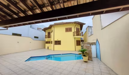CASA DE ALTO PADRÃO NO CENTRO COM TOTAL DE 455M².