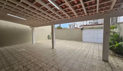 Casa com 3 dormitórios + edícula à venda em Ubatuba- centro