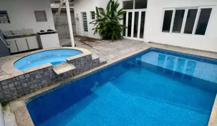 Casa 08 dormitórios para locação definitiva condomínio fechado em Ubatuba