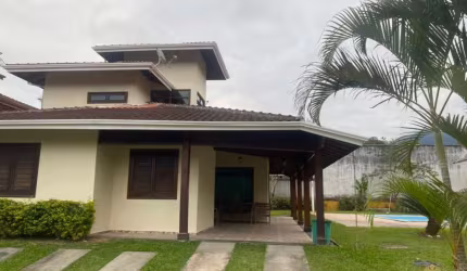 SOBRADO COM PISCINA DENTRO DE CONDOMINIO FECHADO.