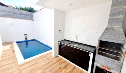 Sobreposta baixa com piscina e 3 suítes À VENDA no Embaré