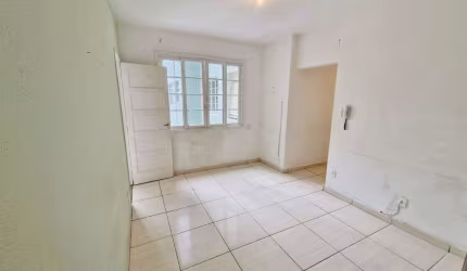 Apartamento com 1 dormitório a alguns metros da praia, À VENDA, no José Menino