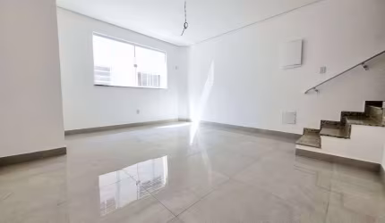 Casa duplex com 2 dormitórios, À VENDA no Campo Grande.