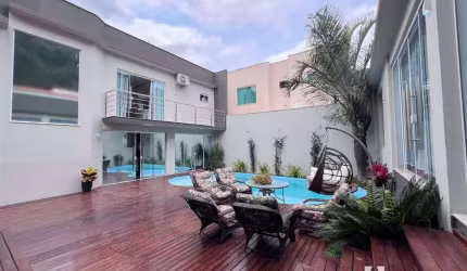 Casa com piscina e 3 suítes + 1 dormitório no bairro Ressacada