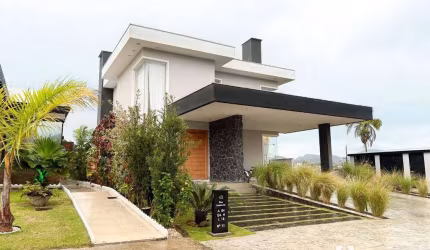 Casa em condomínio fechado com 1 suíte e 2 demi suítes em Camboriú