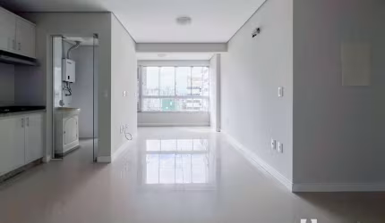 Apartamento semi mobiliado com 1 suíte e 2 dormitórios no Centro de Itajaí