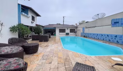 Casa com piscina e 1 suíte + 3 dormitórios no bairro São João em Itajaí
