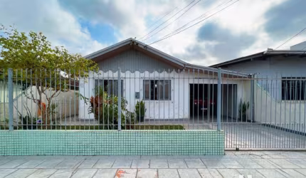 Casa com 4 dormitórios no bairro Cordeiros em Itajaí