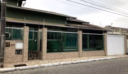 Casa com 1 suíte e 1 dormitório no bairro Espinheiros em Itajaí