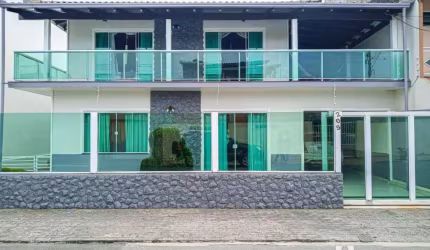 Casa semimobiliada com 2 dormitórios e 1 suíte com banheira no Cordeiros em Itajaí